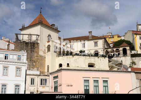 COIMBRA, PORTOGALLO - 1 SETTEMBRE 2023: Vista della splendida città di Coimbra in una giornata di sole. Portogallo. Foto Stock