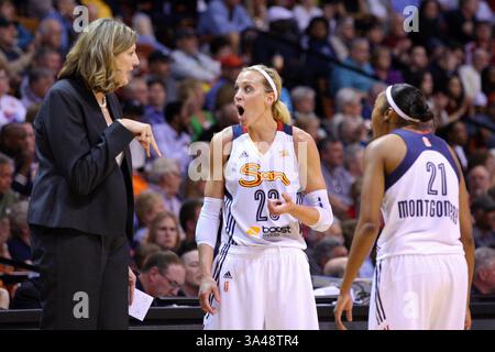 5 giugno 2014 - Uncasville, Connecticut, Stati Uniti - 5 giugno 2014: Il Connecticut Sun Guard/attaccante Katie Douglas (23) reagisce a una conversazione con il capo-allenatore del Connecticut Sun Anne Donovan e la guardia del Connecticut Sun Renee Montgomery (21) durante la partita di basket WNBA tra il Connecticut Sun e i Washington Mystics alla Mohegan Sun Arena. Washington sconfisse il Connecticut 74-66. Anthony Nesmith/CSM(immagine di credito: © Anthony Nesmith/Cal Sport Media/ZUMAPRESS.com) Foto Stock