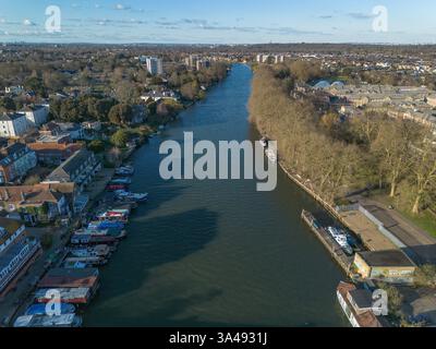 Vista aerea generale lungo il Tamigi a Kingston upon Thames a Londra, Regno Unito. Foto Stock
