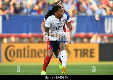 19 giugno 2014 - East Hartfrod, Connecticut, Stati Uniti - 19 giugno 2014 - East Hartford, Conn. Stati Uniti - Elodie Thomis (12) francese in azione durante la partita amichevole di calcio femminile USA-Francia tenutasi al Rentschler Field di East Hartford Connecticut. Il match si concluse con un pareggio di 2-2. Eric Canha/CSM(immagine di credito: © Eric Canha/Cal Sport Media/ZUMAPRESS.com) Foto Stock