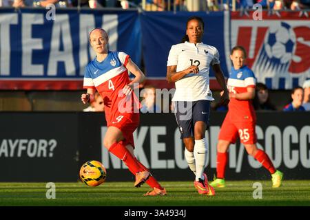 19 giugno 2014 - East Hartfrod, Connecticut, Stati Uniti - 19 giugno 2014 - East Hartford, Conn. Stati Uniti - Becky Sauerbrunn (4) dello Stato e Elodie Thomis (12) in azione durante la partita amichevole di calcio femminile USA-Francia tenutasi al Rentschler Field di East Hartford Connecticut. Il match si concluse con un pareggio di 2-2. Eric Canha/CSM(immagine di credito: © Eric Canha/Cal Sport Media/ZUMAPRESS.com) Foto Stock