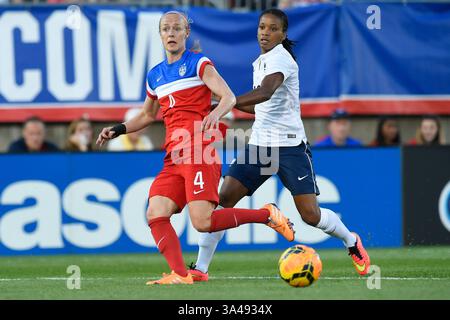 19 giugno 2014 - East Hartfrod, Connecticut, Stati Uniti - 19 giugno 2014 - East Hartford, Conn. Stati Uniti - Becky Sauerbrunn (4) dello Stato e Elodie Thomis (12) in azione durante la partita amichevole di calcio femminile USA-Francia tenutasi al Rentschler Field di East Hartford Connecticut. Il match si concluse con un pareggio di 2-2. Eric Canha/CSM(immagine di credito: © Eric Canha/Cal Sport Media/ZUMAPRESS.com) Foto Stock