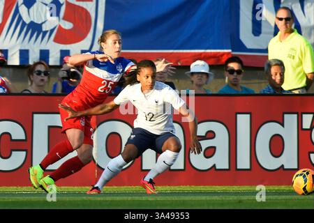 19 giugno 2014 - East Hartfrod, Connecticut, Stati Uniti - 19 giugno 2014 - East Hartford, Conn. Stati Uniti - Meghan Klingenberg (25) dello Stato e Elodie Thomis (12) in azione durante l'amichevole di calcio femminile USA tra USA e Francia tenutasi al Rentschler Field di East Hartford Connecticut. Il match si concluse con un pareggio di 2-2. Eric Canha/CSM(immagine di credito: © Eric Canha/Cal Sport Media/ZUMAPRESS.com) Foto Stock