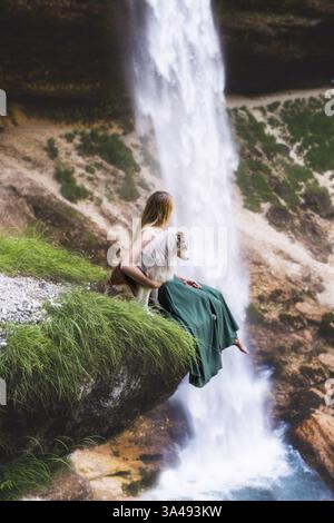 Giovane donna con Pastore Australiano in miniatura Foto Stock