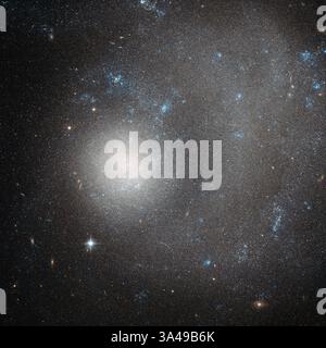 23 giugno 2014 - il soggetto di questa nuova immagine di Hubble è NGC 5474, una galassia nana situata a 21 milioni di anni luce di distanza nella costellazione dell'Orsa maggiore (il grande Orso). Questa splendida immagine è stata scattata con la fotocamera avanzata per sondaggi (ACS) di Hubble. Il termine ''galassia nana'' può sembrare diminutivo, ma non lasciarti ingannare da questo NGC 5474 contiene diversi miliardi di stelle! Tuttavia, rispetto alla via Lattea con le sue centinaia di miliardi di stelle, NGC 5474 sembra davvero relativamente piccolo. NGC 5474 fa parte del gruppo Messier 101. La galassia più luminosa all'interno di questo gruppo è la nota S. Foto Stock