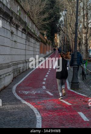 Pista ciclabile nel centro di Roma realizzata su ciottoli Foto Stock