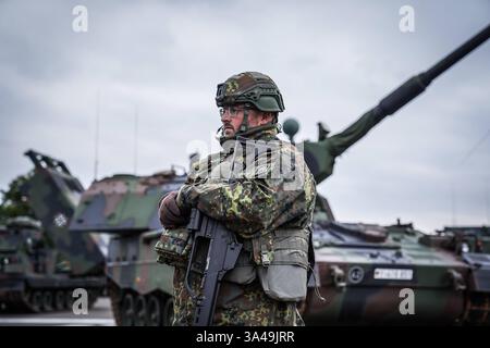 Deutschland, Europa, Bundeswehr, Soldat, Panzerhaubitze 2000, Panzer, Militär, Sicherheitspolitik, Verteidigung, NATO, Ucraina-Krieg, Waffenlieferungen, Zeitenwende, Auslandseinsätze, Wehrpflicht-Debatte, Bundeswehrreform, Streitkräfte Bundeswehrsoldat mit Gewehr vor Panzerhaubitze 2000 bei militärischer Übung. Fokus auf Verteidigungsstrategie und Sicherheit. *** Germania, Europa, Bundeswehr, soldato, obice semovente 2000, carri armati, militari, politica di sicurezza, difesa, NATO, guerra Ucraina, consegna di armi, punto di svolta, dispiegamenti stranieri, dibattito sulla coscrizione, riforma della Bundeswehr, forza armata Foto Stock