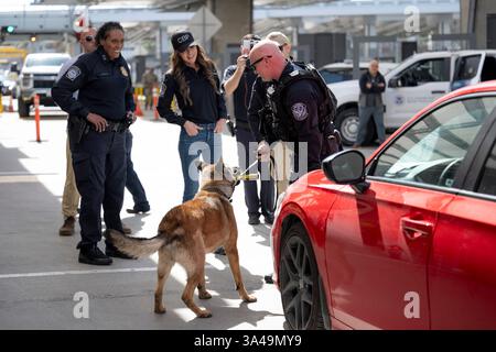 Il segretario del Dipartimento per la sicurezza interna (DHS) Kristi Noem visita il porto di entrata di San Ysidro, California, per la dogana e la protezione dei confini degli Stati Uniti, a San Diego, il 16 marzo 2025. (Foto DHS di Tia Dufour) Foto Stock