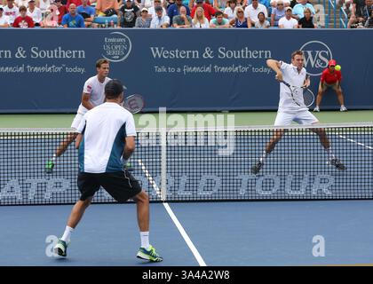 17 agosto 2014 - Cincinnati, Ohio, U. S - la squadra di doppio di Jack Sock a sinistra e Vasek Pospisil giocano i Bryan Bothers di Mike e Bob Bryan per i campionati del Western & Southern Open . Durante la partita di domenica 17 agosto 2014 a Cincinnati, Ohio. I Bryan hanno vinto la partita in due set. (Immagine di credito: © Ernest Coleman/ZUMA Wire) Foto Stock