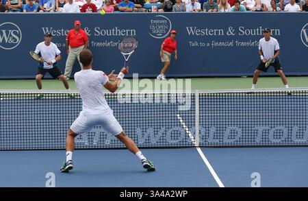 17 agosto 2014 - Cincinnati, Ohio, U. S - Jack Sock ha fatto ritorno a Mike Bryan sulla sinistra mentre il suo fastidio Bob guarda durante la partita di doppio nel Campionato del Western & Southern Open a Cincinnati, Ohio. I Bryan hanno vinto la partita in due set. (Immagine di credito: © Ernest Coleman/ZUMA Wire) Foto Stock