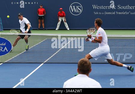 17 agosto 2014 - Cincinnati, Ohio, U. S - Jack Sock ha fatto ritorno a Mike Bryan sulla sinistra mentre il suo fastidio Bob guarda durante la partita di doppio nel Campionato del Western & Southern Open a Cincinnati, Ohio. I Bryan hanno vinto la partita in due set. (Immagine di credito: © Ernest Coleman/ZUMA Wire) Foto Stock