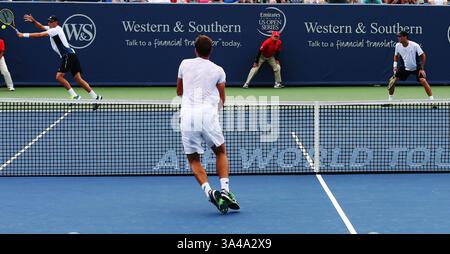 17 agosto 2014 - Cincinnati, Ohio, U. S - Jack Sock ha fatto ritorno a Mike Bryan sulla sinistra mentre il suo fastidio Bob guarda durante la partita di doppio nel Campionato del Western & Southern Open a Cincinnati, Ohio. I Bryan hanno vinto la partita in due set. (Immagine di credito: © Ernest Coleman/ZUMA Wire) Foto Stock