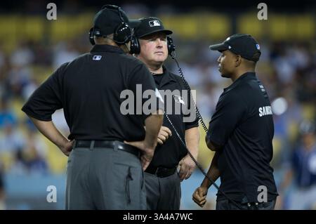 20 agosto 2014 - Los Angeles, CA, Stati Uniti d'America - 20 agosto 2014 - Los Angeles, CA, Stati Uniti d'America - Umpire Chad Fairchild (4) e Umpire Bill Miller (26) recensiscono una giocata durante la partita MLB tra San Diego Padres e Los Angeles Dodgers al Dodgers Stadium di Los Angeles, CA. Padres sconfisse i Dodgers 4-1. (Immagine di credito: © Seth Sanchez/Cal Sport Media/ZUMAPRESS.com) Foto Stock