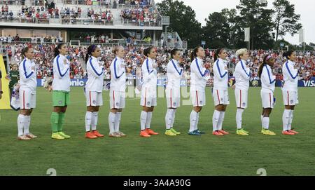 20 agosto 2014 - la squadra statunitense canta l'inno nazionale prima della partita. Il WNT degli Stati Uniti ha ospitato la Svizzera al WakeMed Soccer Park di Cary, N.C. mercoledì 20 agosto 2014. USA Won 4-1 (immagine di credito: © Fabian Radulescu/ZUMA Wire/ZUMAPRESS.com) Foto Stock