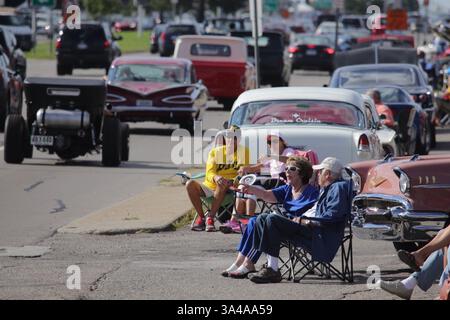 21 agosto 2014 - Ferndale, mi, USA - Benny Avig di Waterford indica le auto come suo cognato Gary Frenkel di Waterford guarda lungo Woodward Avenue a Royal Oak, Mich. mentre è seduto di fronte alla Chevy convertibile di sua moglie nel 1957 durante la Woodward Dream Cruise del 2014 giovedì 14 agosto 2014. (Immagine di credito: © Ryan Garza/MCT/ZUMA Wire) Foto Stock
