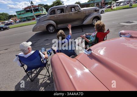 21 agosto 2014 - Ferndale, mi, USA - da sinistra, Gary Frenkel guarda come un veicolo personalizzato passa lungo Woodward Avenue a Royal Oak, Mich. mentre sedeva con sua cognata, Benny Avig e sua moglie, Candy Frenkel, mentre si siedono davanti alla Chevy convertibile di Candy del 1957 durante la Woodward Dream Cruise del 2014 giovedì 14 agosto 2014. (Immagine di credito: © Ryan Garza/MCT/ZUMA Wire) Foto Stock