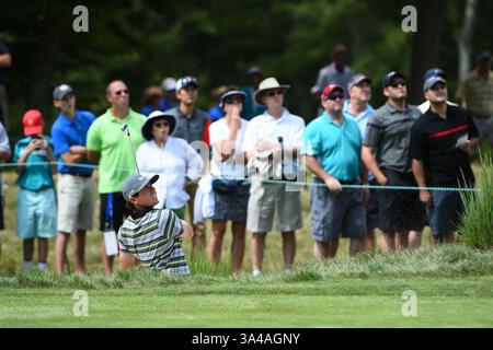 29 agosto 2014 - Norton, Massachusetts, USA - 29 agosto 2014 - Norton, Massachusetts - Rory McIlroy colpisce la palla dalla trappola di sabbia sulla 5a buca durante il primo round del PGA Deutsche Bank Championship tenutosi al Tournament Players Club di Norton Massachusetts. Eric Canha/CSM(immagine di credito: © Eric Canha/Cal Sport Media/ZUMAPRESS.com) Foto Stock