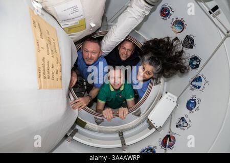 Cape Canaveral, Stati Uniti d'America. 17 marzo 2025. Gli astronauti della NASA SpaceX Crew-9 posano insieme all'interno del vestibolo che collega la navicella spaziale SpaceX Dragon Crew e la stazione spaziale Internazionale, il 17 marzo 2025 a Earth Orbit. Da sinistra, l'astronauta della NASA Butch Wilmore, Nick Hague Suni Williams e il cosmonauta Roscosmos Aleksandr Gorbunov. Crediti: SpaceX/NASA/Alamy Live News Foto Stock