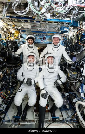 Cape Canaveral, Stati Uniti d'America. 17 marzo 2025. Gli astronauti della NASA SpaceX Crew-9 posano insieme nelle loro tute di rientro prima di partire sulla navicella spaziale SpaceX Dragon Crew dal loro ritorno sulla Terra dalla stazione spaziale Internazionale, il 17 marzo 2025 in Earth Orbit. Dall'alto a sinistra, l'astronauta della NASA Suni Williams e Butch Wilmore, in basso a sinistra: Il cosmonauta Roscosmos Aleksandr Gorbunov e gli astronauti della NASA Nick Hague. Crediti: SpaceX/NASA/Alamy Live News Foto Stock