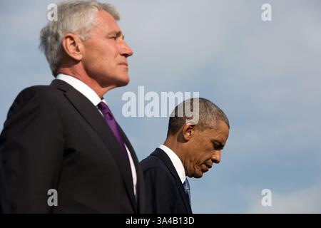 11 settembre 2014 - Washington, District of Columbia, U. S - il presidente degli Stati Uniti Barack Obama si inchina la testa durante una cerimonia al Pentagono in occasione del tredicesimo anniversario degli attentati terroristici dell'11 settembre 2001, a Washington, giovedì 11 settembre, 2014. a sinistra c'e' il Segretario alla difesa degli Stati Uniti Chuck Hagel. (Immagine di credito: © Prensa Internacional/ZUMA Wire) Foto Stock