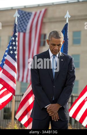 11 settembre 2014 - Washington, District of Columbia, U. S - il presidente degli Stati Uniti BARACK OBAMA si inchina la testa durante una cerimonia al Pentagono per celebrare il tredicesimo anniversario degli attacchi terroristici dell'11 settembre 2001. (Immagine di credito: © Martin Simon/Pool/CNP/Prensa Internacional/ZUMA Wire) Foto Stock