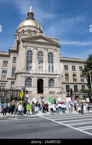 Atlanta, GA / USA - 14 marzo 2025: Gruppo di tiro verticale con cartelli per protestare contro l'attacco ai diritti dei veterani, sui gradini del campidoglio dello stato della Georgia. Foto Stock