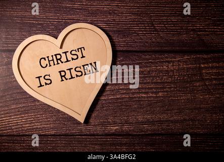 Foglie di palma su una tomba vuota e croce di legno su sfondo biblico aperto con spazio di copia per l'iscrizione. Concetto di Gesù che entra in Gerusalemme e Chris Foto Stock