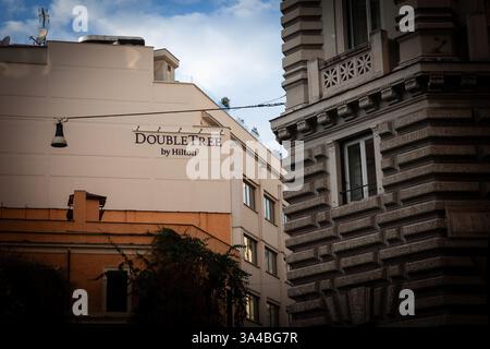 ROMA, ITALIA - 15 GENNAIO 2025: Logo Double Tree all'ingresso del nuovo hotel di Roma. Double Tree Hilton è un marchio di hotel di lusso Foto Stock