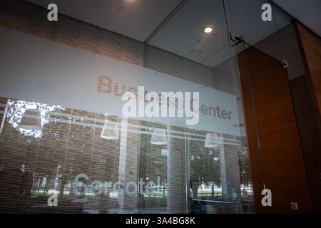 VALENCIA, SPAGNA - 13 OTTOBRE 2024: Cartellone di ingresso in vetro che indica il Business Center del Sercotel Hotel di Valencia, con particolare attenzione al moderno aspetto Foto Stock