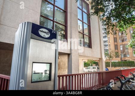 VALENZIA, SPAGNA - 13 OTTOBRE 2024: Stazione di bike sharing di Valenbisi a Valencia. Foto Stock