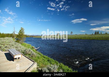 Panchina su Two Ribbons Trail lungo il fiume Madison nel parco nazionale di Yellowstone, Wyoming Foto Stock