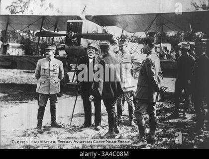 Il primo ministro francese GEORGES CLEMENCEAU con gli ufficiali militari durante la visita al campo di aviazione francese, prima guerra mondiale, 1917 (immagine di credito: © Glasshouse/ZUMAPRESS.com) Foto Stock