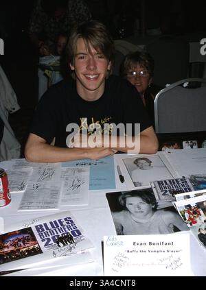 Apr. 10, 2002 - Hollywood, CA, Stati Uniti d'America - K24638EG: HOLLYWOOD COLLEZIONISTI SHOW.BEVERLY GARLAND HOTEL, North Hollywood ca 04/06/2002. EVAN BONIFANT.POTO DA ED GELLER/ 2002(Credit Immagine: © Globo foto/ZUMAPRESS.com) Foto Stock