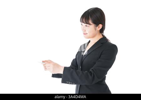 Donna d'affari in tuta a scambiare biglietti da visita Foto Stock