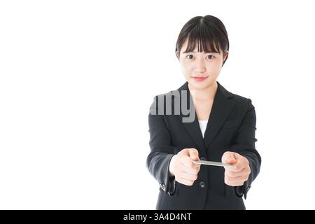 Donna d'affari in tuta a scambiare biglietti da visita Foto Stock