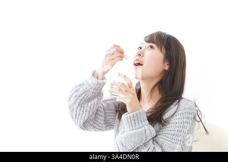 Donna che prende medicine in polvere Foto Stock