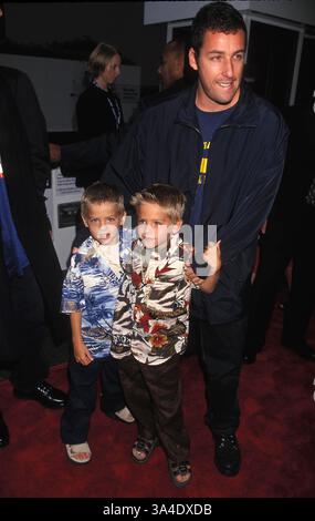 18 SETTEMBRE 2007 - K15926LR.BIG DADDY PRIMA AL WESTWOOD AVCO THEATER LOS ANGELES CA 06-17-1999.ADAM SANDLER CON COLE E DYLAN SPROUSE. LISA ROSE- PHOTOS(immagine di credito: © Globe Photos/ZUMAPRESS.com) Foto Stock