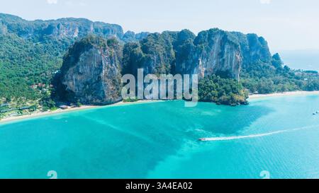 Annidata tra le torreggianti scogliere calcaree, Railay Beach a Krabi, Thailandia, vanta splendide acque turchesi e una vegetazione vivace. Foto Stock