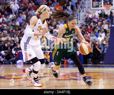 24 maggio 2014 - Uncasville, Connecticut, Stati Uniti - 23 maggio 2014: Il Connecticut Sun Guard/attaccante Katie Douglas (23) difende la guardia Seattle Storm sue Bird (10) durante il secondo quarto della partita di basket WNBA tra il Connecticut Sun e Seattle Storm alla Mohegan Sun Arena. Il Connecticut sconfisse Seattle 71-59. Anthony Nesmith/CSM(immagine di credito: © Anthony Nesmith/Cal Sport Media/ZUMAPRESS.com) Foto Stock