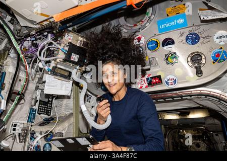 Atmosfera terrestre. 23 agosto 2024. L'astronauta della NASA Suni Williams parla al microfono durante una sessione HAM radio con studenti di banda Aceh, Indonesia. (Credit Image: © NASA/ZUMA Press Wire) SOLO PER USO EDITORIALE! Non per USO commerciale! Foto Stock