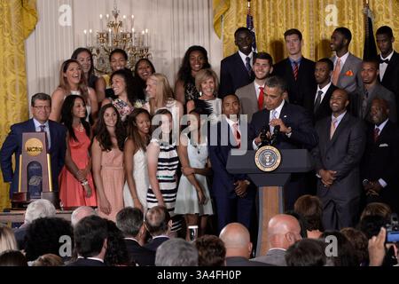 9 giugno 2014 - Washington DC, USA - il presidente BARACK OBAMA mostra alcune mosse di danza mentre ricorda la sfida del centro UConn Womens Stephanie Dolson dopo aver accolto e onorato sia le squadre di basket UConn Mens che sono le campionesse di basket NCAA 2014 nella sala est della Casa Bianca di Washington DC. (Credit Image: © Bill Shettle/ZUMA Wire/ZUMAPRESS.com) Foto Stock