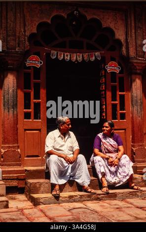 Piccolo negozio a Delhi, India, che vende batterie tra cui Duracell, 1992. Foto Stock