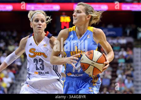 5 agosto 2014 - Uncasville, Connecticut, Stati Uniti - 5 agosto 2014: La guardia del Chicago Sky Allie Quigley (14) è difesa dalla guardia/attaccante del Connecticut Sun Katie Douglas (23) durante la partita di basket WNBA tra il Connecticut Sun e il Chicago Sky alla Mohegan Sun Arena. Chicago sconfisse il Connecticut 82-66. Anthony Nesmith/CSM(immagine di credito: © Anthony Nesmith/Cal Sport Media/ZUMAPRESS.com) Foto Stock