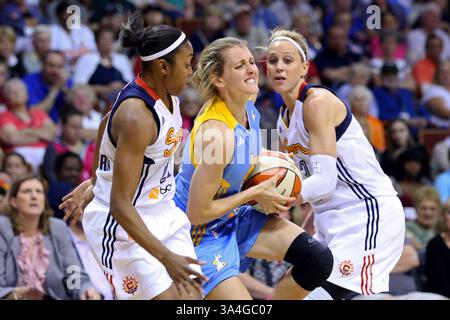 5 agosto 2014 - Uncasville, Connecticut, Stati Uniti - 5 agosto 2014: La guardia del sole del Connecticut Renee Montgomery (21) e la guardia/attaccante del Connecticut Sun Katie Douglas (23) difendono la guardia del cielo di Chicago Allie Quigley (14) durante la partita di basket WNBA tra il Connecticut Sun e Chicago Sky alla Mohegan Sun Arena. Chicago sconfisse il Connecticut 82-66. Anthony Nesmith/CSM(immagine di credito: © Anthony Nesmith/Cal Sport Media/ZUMAPRESS.com) Foto Stock