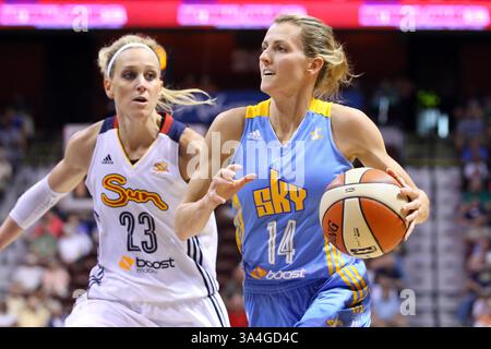 6 agosto 2014 - Uncasville, Connecticut, Stati Uniti - 5 agosto 2014: La guardia del Chicago Sky Allie Quigley (14) è difesa dalla guardia/attaccante del Connecticut Sun Katie Douglas (23) durante la partita di basket WNBA tra il Connecticut Sun e il Chicago Sky alla Mohegan Sun Arena. Chicago sconfisse il Connecticut 82-66. Anthony Nesmith/CSM(immagine di credito: © Anthony Nesmith/Cal Sport Media/ZUMAPRESS.com) Foto Stock