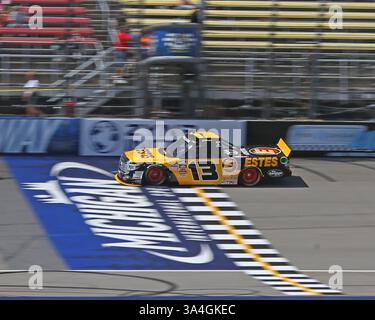 15 agosto 2014 - Brooklyn, mi, Stati Uniti d'America - Jeb Burton (13) in pista durante la prima prova per il Camping World Truck Series Careers for Veterans 200 al Michigan International Speedway il 15 agosto 2014 a Brooklyn, mi. Tom Turrill/CSM (Credit Image: © Tom Turrill/Cal Sport Media/ZUMAPRESS.com) Foto Stock
