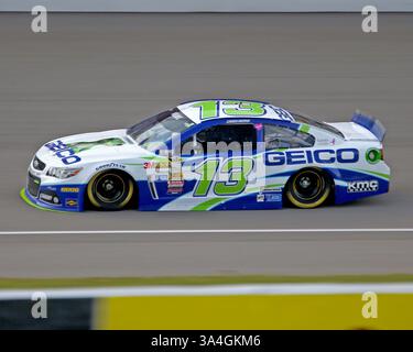 15 agosto 2014 - Brooklyn, mi, Stati Uniti d'America - Casey Mears (13) in pista durante le qualifiche per il Pure Michigan 400 al Michigan International Speedway il 15 agosto 2014 a Brooklyn, mi. Tom Turrill/CSM (Credit Image: © Tom Turrill/Cal Sport Media/ZUMAPRESS.com) Foto Stock