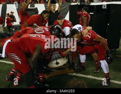 20 settembre 2014 - Cincinnati, Ohio, U. S - il giocatore dei Cincinnati Bearcats ha suonato la campana della vittoria sabato 20 settembre 2014. Come Miami (Oh) Redhawks per il nono anno consecutivo 31 a 24. (Immagine di credito: © Ernest Coleman/ZUMA Wire) Foto Stock