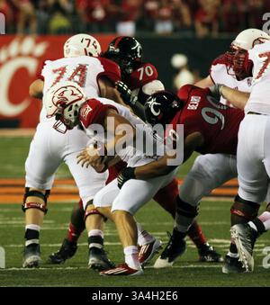 20 settembre 2014 - Cincinnati, Ohio, U. S - Miami (Oh) il quarterback dei Redhawks Andrew Hendrix (12) viene eliminato dal defensive tackle dei Cincinnati Bearcats Camaron Beard (90) nel primo quarto di gioco sabato 20 settembre 2014 durante la partita a Paul . Brown Stadium. (Immagine di credito: © Ernest Coleman/ZUMA Wire) Foto Stock