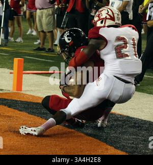20 settembre 2014 - Cincinnati, Ohio, U. S - il wide receiver dei Cincinnati Bearcats Chris Moore (15) tiene premuto il pallone per un tocco verso il basso nel secondo quarto di gioco. COME Miami (Oh) Redhawks defensive back Marshall Taylor (21). Sabato 20 settembre 2014. (Immagine di credito: © Ernest Coleman/ZUMA Wire) Foto Stock